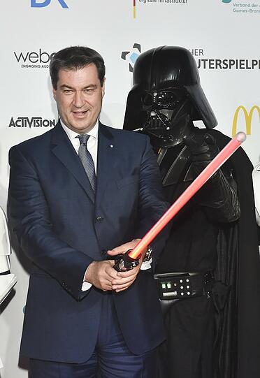 Ministerpräsident Dr. Markus Söder mit Darth Vader