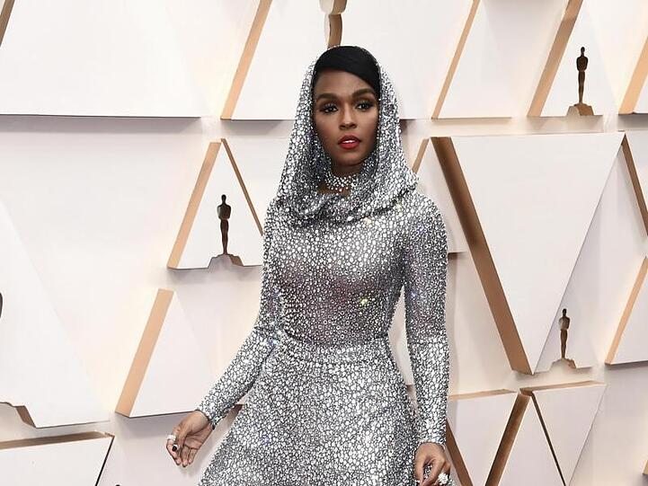 Im Silberglanz: Janelle Monáe versprühte die Aura einer Drama-Queen in einem Kleid von Ralph Laureen.