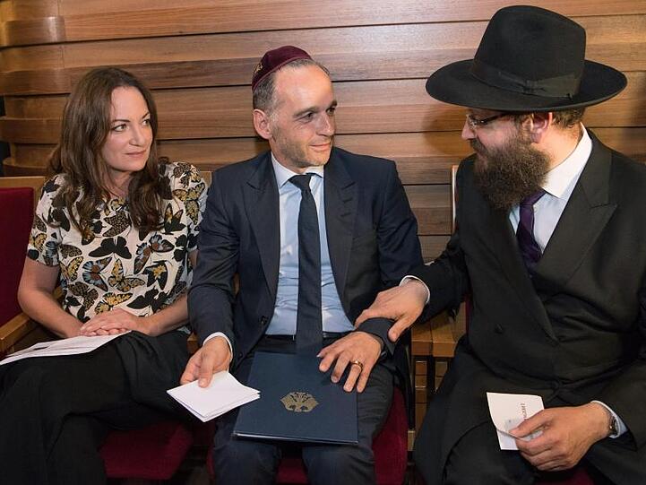 Schauspielerin Natalia Wörner, ihr Mann, Außenminister Heiko Maas und Rabbiner Yehuda Teichtal in der Synagoge in Berlin-Wilmersdorf.