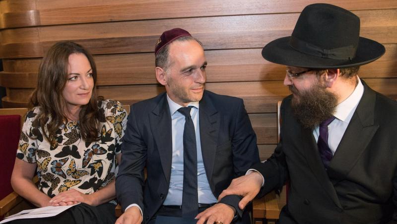 Schauspielerin Natalia Wörner, ihr Mann, Außenminister Heiko Maas und Rabbiner Yehuda Teichtal in der Synagoge in Berlin-Wilmersdorf. Schauspielerin Natalia Wörner, ihr Mann, Außenminister Heiko Maas und Rabbiner Yehuda Teichtal in der Synagoge in Berlin-Wilmersdorf.