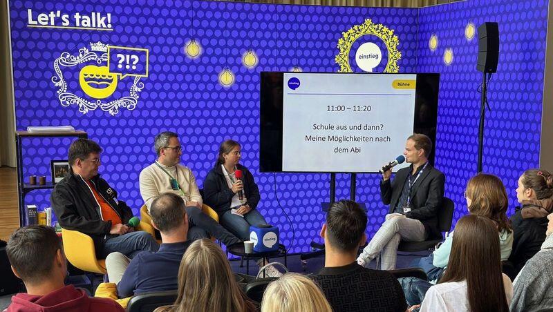 Im Gespräch können Jugendliche ihre Stärken entdecken, wertvolle Impulse für die berufliche Orientierung erhalten und lernen, welche Wege zu ihren Interessen passen. Im Gespräch können Jugendliche ihre Stärken entdecken, wertvolle Impulse für die berufliche Orientierung erhalten und lernen, welche Wege zu ihren Interessen passen.