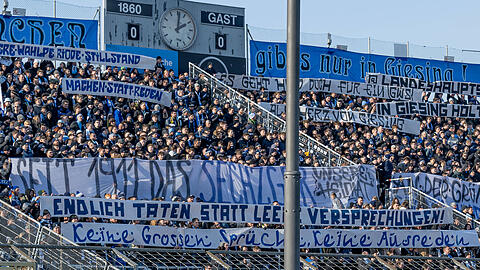 Protest in der Westkurve im Heimspiel gegen Aachen.