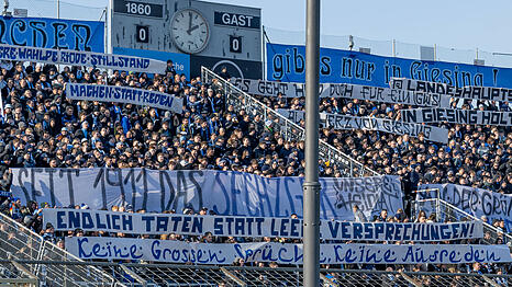 Protest in der Westkurve im Heimspiel gegen Aachen.