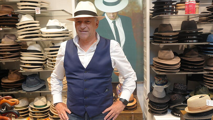 Der stilsichere Oliver Busch ist der Geschäftsführer bei Hut Breiter in der Kaufingerstraße. Er trägt einen Hut im Panama-Stil. Mit dunkleren Farben auch bekannt als "Bogart-Hut", aus dem Film Casablanca. Der stilsichere Oliver Busch ist der Geschäftsführer bei Hut Breiter in der Kaufingerstraße. Er trägt einen Hut im Panama-Stil. Mit dunkleren Farben auch bekannt als "Bogart-Hut", aus dem Film Casablanca.