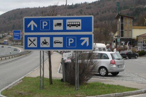 Hinweisschild einer Raststätte