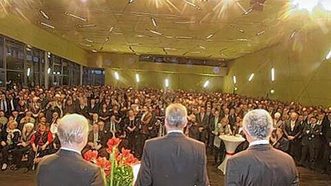 Die Promis aus Wirtschaft, Politik und Gesellschaft fest im Blick: Bürgermeister Klemens Gsell, OB Ulrich Maly und Bürgermeister Horst Förther (v.li.) empfingen im neuen Saal Brüssel der Messe zum neuen Jahr.