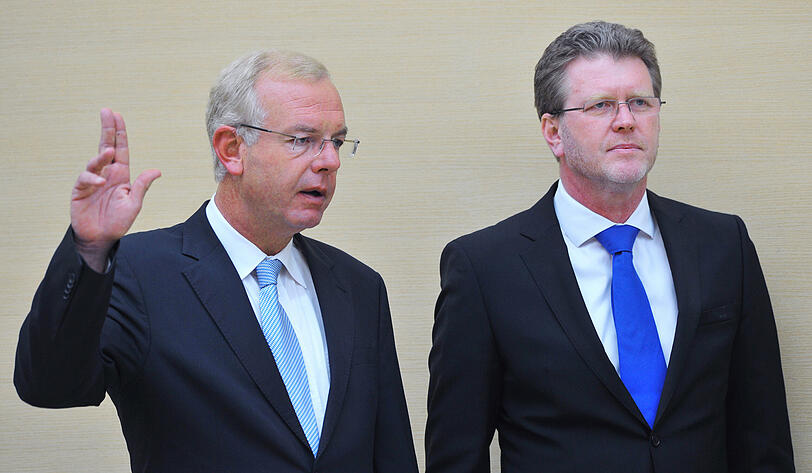 Der neuer Chef der bayerischen Staatskanzlei, Marcel Huber (CSU, r), steht am Donnerstag (17.03.2011) neben dem CSU-Fraktions-Vizevorsitzenden Thomas Kreuzer (l), der im bayerischen Landtag in München vereidigt wird.