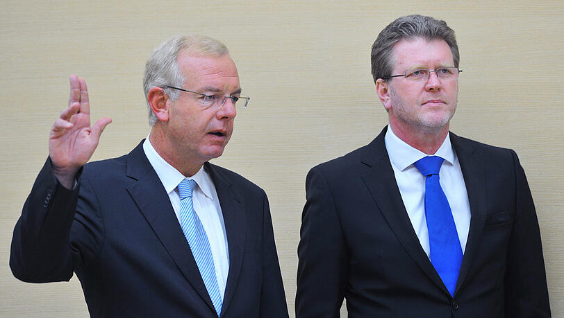 Der neuer Chef der bayerischen Staatskanzlei, Marcel Huber (CSU, r), steht am Donnerstag (17.03.2011) neben dem CSU-Fraktions-Vizevorsitzenden Thomas Kreuzer (l), der im bayerischen Landtag in München vereidigt wird. Der neuer Chef der bayerischen Staatskanzlei, Marcel Huber (CSU, r), steht am Donnerstag (17.03.2011) neben dem CSU-Fraktions-Vizevorsitzenden Thomas Kreuzer (l), der im bayerischen Landtag in München vereidigt wird.