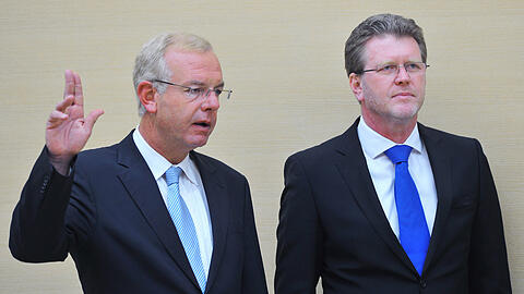 Der neuer Chef der bayerischen Staatskanzlei, Marcel Huber (CSU, r), steht am Donnerstag (17.03.2011) neben dem CSU-Fraktions-Vizevorsitzenden Thomas Kreuzer (l), der im bayerischen Landtag in München vereidigt wird.