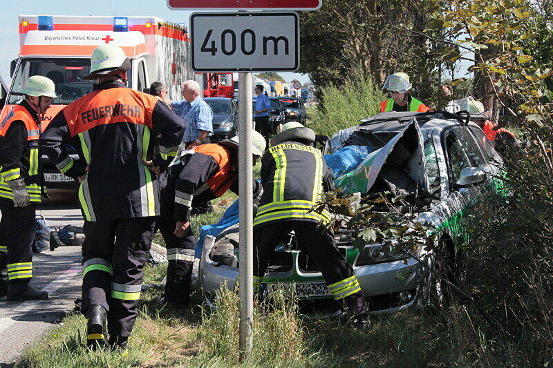 Polizeiwagen kracht in Betonmischer - Die Bilder vom schrecklichen Unfall