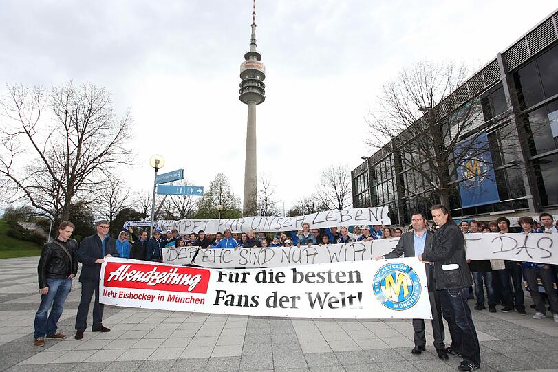 "Rettet München", "Kämpft um unser Leben" und "Der EHC sind nur wir": Das steht auf den Bannern der Fans des EHC. Vor der Olympia-Eishalle demonstrieren sie gegen das Aus des Münchner Eishockey-Vereins.