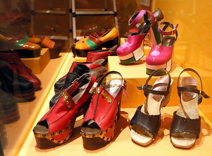 Plateau-Schuhe sind damals ebenfalls angesagt (um so höher, desto besser) &ndash; genau wie bunte Kniestrümpfe (sieht man mittlerweile auch wieder).