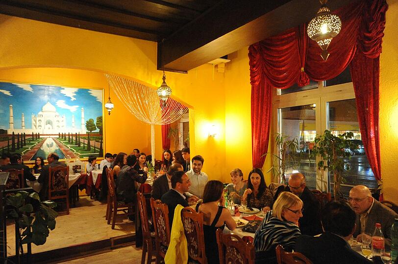 Der Name Khorassan beteichnet eine historische Großregion in Zentralasien. Insofern passt auch das Wandbild vom Taj Mahal in das afghanische Restaurant.