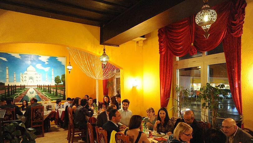 Der Name Khorassan beteichnet eine historische Großregion in Zentralasien. Insofern passt auch das Wandbild vom Taj Mahal in das afghanische Restaurant.