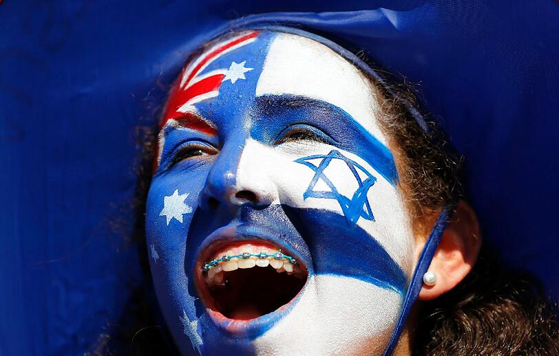 Eine Zuschauerin zeigt ihre Begeisterung für den Gastgeber und den israelischen Gegner Dudi Sela während den Australian Open in Melbourne