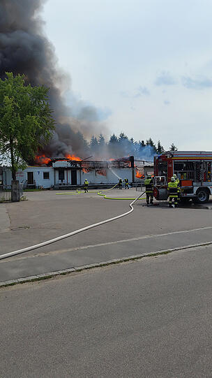 Die Lagerhalle in Markt Indersdorf ist komplett abgebrannt - wie es zu dem Feuer kam, ist aktuell noch unklar.
