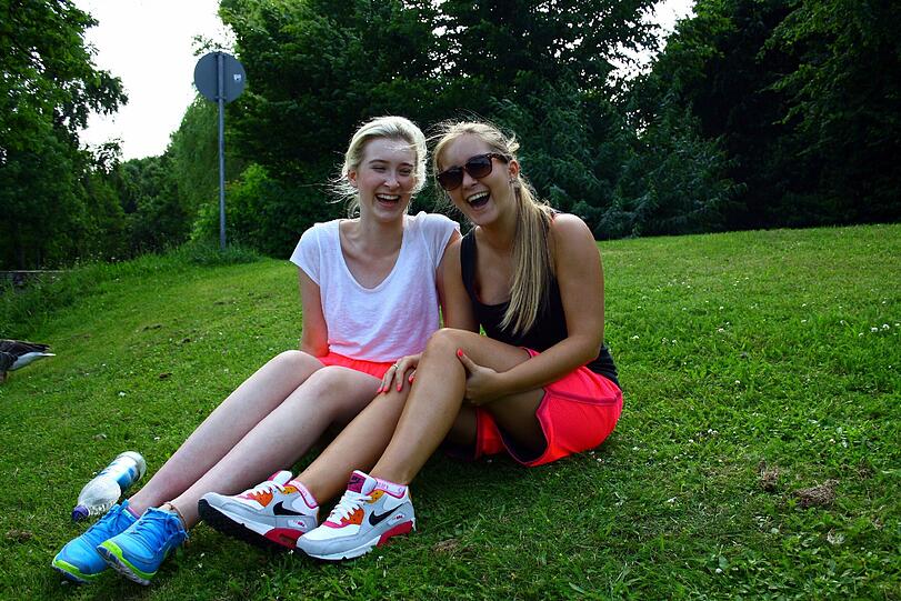 Los geht's mit Anabelle und Nicky, die hier gerade ein Pause vom Joggen einlegen.