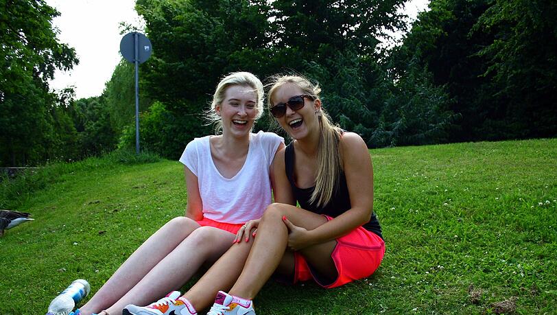 Los geht's mit Anabelle und Nicky, die hier gerade ein Pause vom Joggen einlegen. Los geht's mit Anabelle und Nicky, die hier gerade ein Pause vom Joggen einlegen.