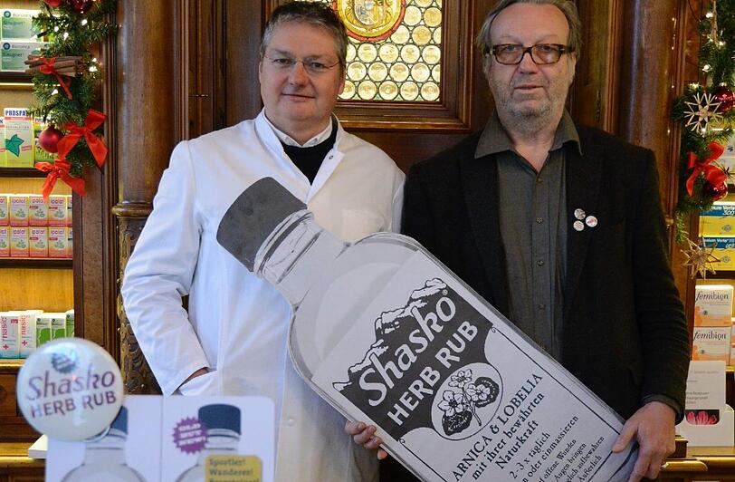 Hias Schaschko mit Extrakt und Apotheker Martin Wiesbeck.