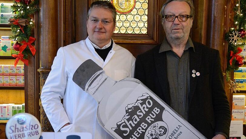 Hias Schaschko mit Extrakt und Apotheker Martin Wiesbeck. Hias Schaschko mit Extrakt und Apotheker Martin Wiesbeck.