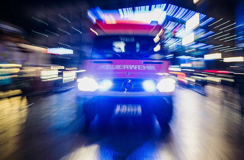 In Trudering stand am Mittwoch ein Mercedes in Flammen (Symbolbild).