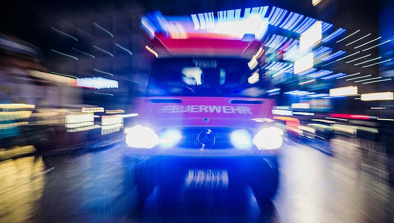 In Trudering stand am Mittwoch ein Mercedes in Flammen (Symbolbild). In Trudering stand am Mittwoch ein Mercedes in Flammen (Symbolbild).