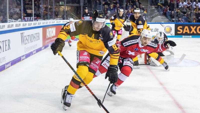 Marcel Noebels (l) kann sich im Kampf um den Puck gegen den Schweizer Marco Müller durchsetzen. Marcel Noebels (l) kann sich im Kampf um den Puck gegen den Schweizer Marco Müller durchsetzen.