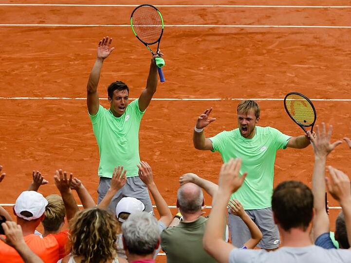 Wollen auch nach dem Doppel-Finale in Paris Grund zum Jubel haben: Kevin Krawietz (r) und Andreas Mies.