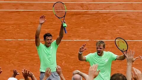 Wollen auch nach dem Doppel-Finale in Paris Grund zum Jubel haben: Kevin Krawietz (r) und Andreas Mies.