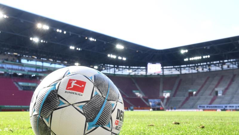 Ein Ball liegt auf dem Rasen.