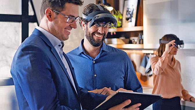 Der Küchenfachberater konzipiert die neue Küche zunächst auf einem Tablet. Dann kommt die MR-Brille zum Einsatz: Diese projiziert die Planung als Hologramm über den realen Raum. Der Küchenfachberater konzipiert die neue Küche zunächst auf einem Tablet. Dann kommt die MR-Brille zum Einsatz: Diese projiziert die Planung als Hologramm über den realen Raum.