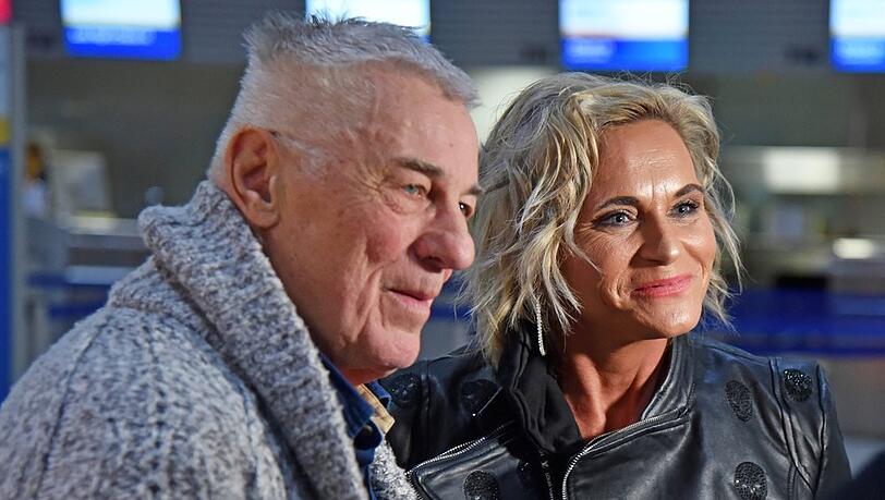 Ab in den Dschungel: Heinz Hoenig mit Gattin Annika am Flughafen Frankfurt.
