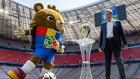 Markus Söder, Ministerpräsident von Bayern, und der EM-Pokal.