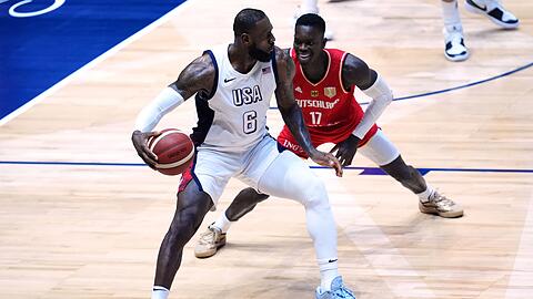 Basketball-Stars unter sich: James gegen Schröder.