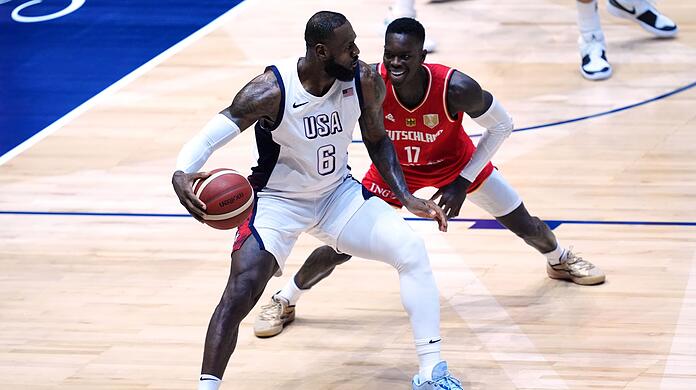 Basketball-Stars unter sich: James gegen Schröder.