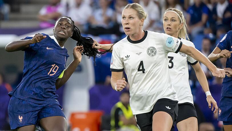 Klare Rote Karte: Kathrin Hendrich (r) zieht an den Haaren von Griedge Mbock Bathy.