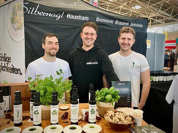 Damon (v.l.), David und Patrick haben das Kräuteröl-Start-up „Kraidlzeig“ gegründet und präsentieren es auf der Messe.
