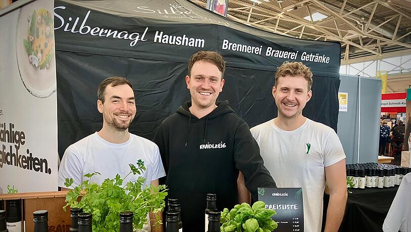 Damon (v.l.), David und Patrick haben das Kräuteröl-Start-up „Kraidlzeig“ gegründet und präsentieren es auf der Messe. Damon (v.l.), David und Patrick haben das Kräuteröl-Start-up „Kraidlzeig“ gegründet und präsentieren es auf der Messe.