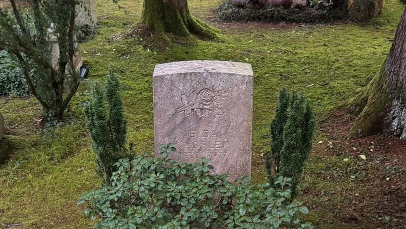 Weiße Rosenblätter wurden um das Grab gestreut. Statt pinken Heiden findet man nach der Beisetzung nun ein Gesteck aus weißen Calla-Lilien und Rosen auf der letzten Ruhestätte Weiße Rosenblätter wurden um das Grab gestreut. Statt pinken Heiden findet man nach der Beisetzung nun ein Gesteck aus weißen Calla-Lilien und Rosen auf der letzten Ruhestätte