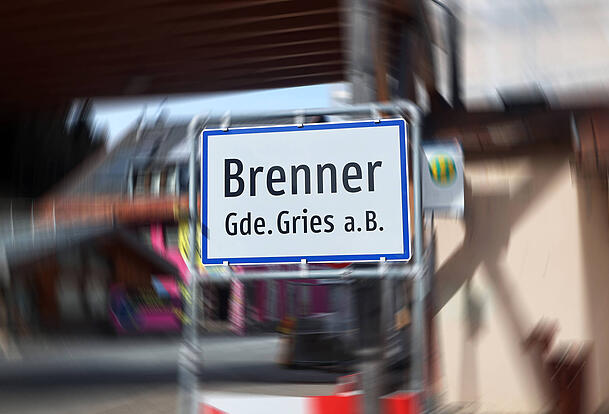 Blick auf das Ortsschild der Gemeinde Gries am Brenner.
