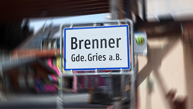 Blick auf das Ortsschild der Gemeinde Gries am Brenner.