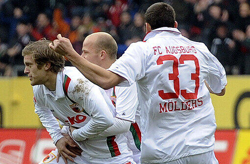 Augsburgs Marcel De Jong (v.l.), Tobias Werner und Sascha Moelders jubeln nach dem Treffer zum 1:0. Für einen klaren sieg reichte es bei den Augsburgern aber nicht.