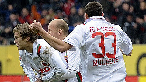 Augsburgs Marcel De Jong (v.l.), Tobias Werner und Sascha Moelders jubeln nach dem Treffer zum 1:0. Für einen klaren sieg reichte es bei den Augsburgern aber nicht.