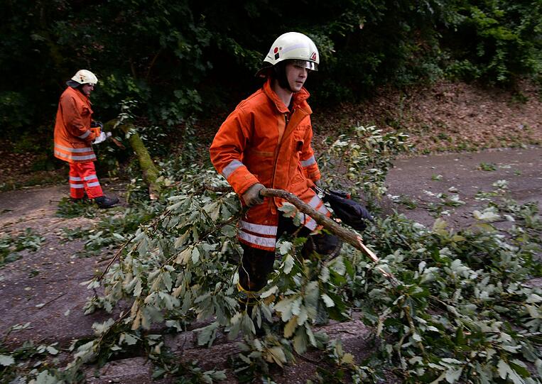 Die Feuerwehr kämpft mit abgebrochenen Ästen, die es in der Nacht zum Freitag auf die Straßen geschleudert hat. Heftige Unwetter sind über Teile Bayerns hereingebrochen. Hier Bilder aus Freiburg
