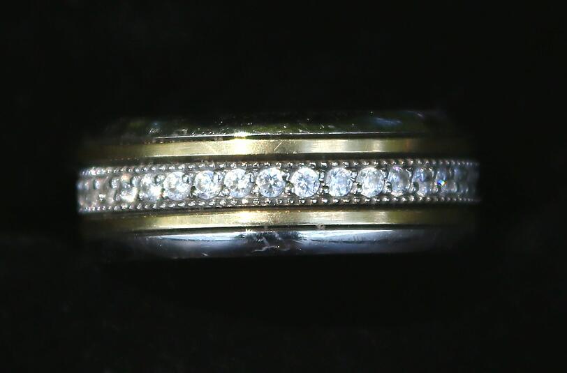 Ein edler Ring, rundum mit funkelnden Diamanten besetzt &mdash; und innen mit einem Hochzeitsdatum. Der wertvolle Funk des jungen Schnorchlers.
