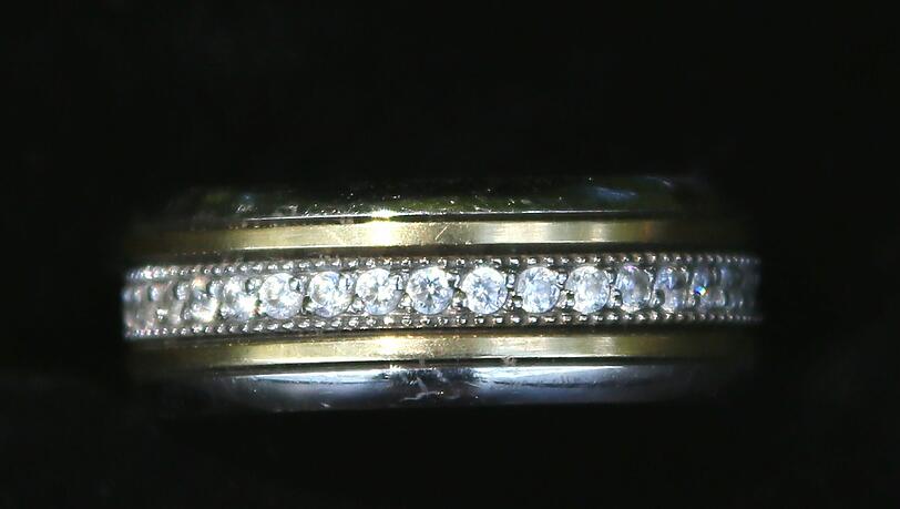 Ein edler Ring, rundum mit funkelnden Diamanten besetzt — und innen mit einem Hochzeitsdatum. Der wertvolle Funk des jungen Schnorchlers. Ein edler Ring, rundum mit funkelnden Diamanten besetzt — und innen mit einem Hochzeitsdatum. Der wertvolle Funk des jungen Schnorchlers.