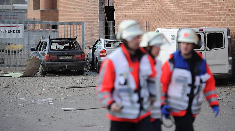 Bei Baggerarbeiten in Euskirchen in der Nähe von Bonn ist eine Weltkriegs-Bombe explodiert. Der Baggerfahrer kam
ums Leben. Bilder vom Unglücksort.