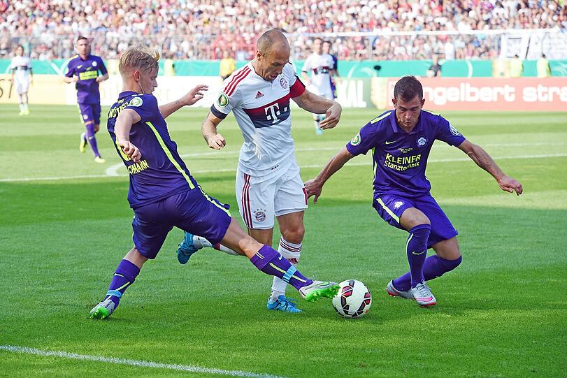 ARJEN ROBBEN: Note 3
Löste Lahm Mitte der zweiten Halbzeit auf der rechten Außenbahn ab. Probierte viel, mit wenig Durchschlagskraft