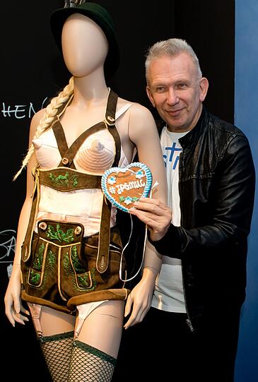 Heidi meets Madonna: Jean Paul Gaultier neben seinem Lederhosen-Outfit mit Korsett.