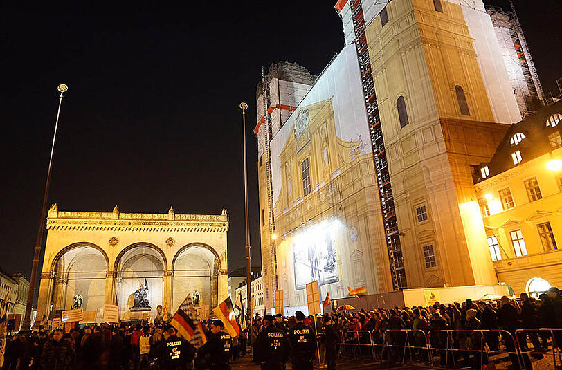 Gespenstisches Bild: Pegida-Anhänger demonstrieren am Montag vor der Feldherrnhalle. Die Stadt war mit einem Verbot gescheitert.